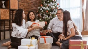 12 Quà tặng giáng sinh cho bố mẹ, ông bà và gia đình ý nghĩa nhất