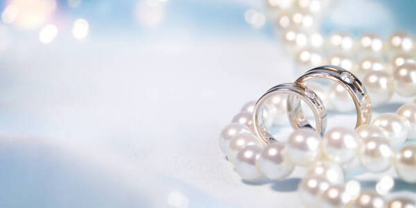 Cặp nhẫn được thiết kế riêng là quà tặng kỷ niệm 30 năm ngày cưới đầy ngọt ngào